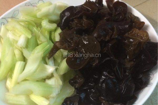 西芹炒木耳的做法图解1