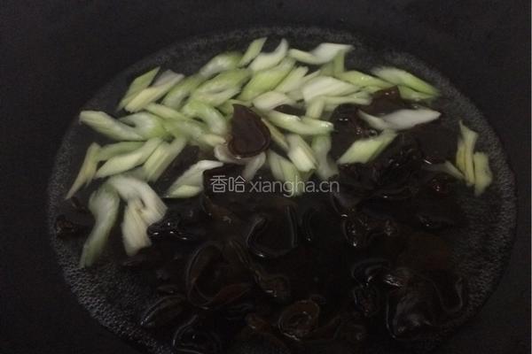 西芹炒木耳的做法图解3