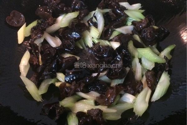 西芹炒木耳的做法图解4