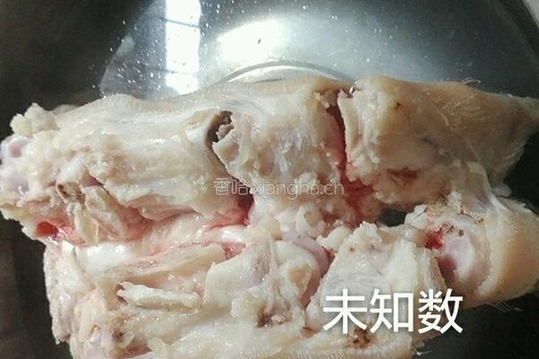 莲藕煲猪脚的做法图解3