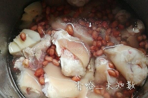 莲藕煲猪脚的做法图解7