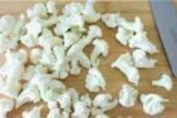 番茄炒菜花的做法图解1