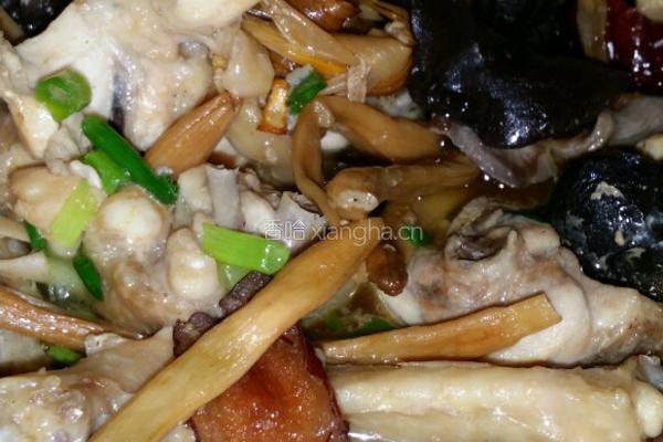 金针菜云耳蒸鸡