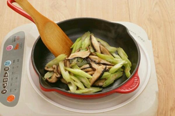 香菇炒芹菜的做法图解5
