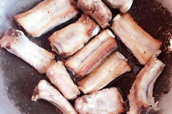香菇排骨煲的做法图解1