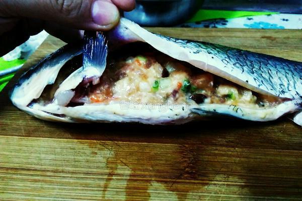 鲫鱼塞肉的做法图解7