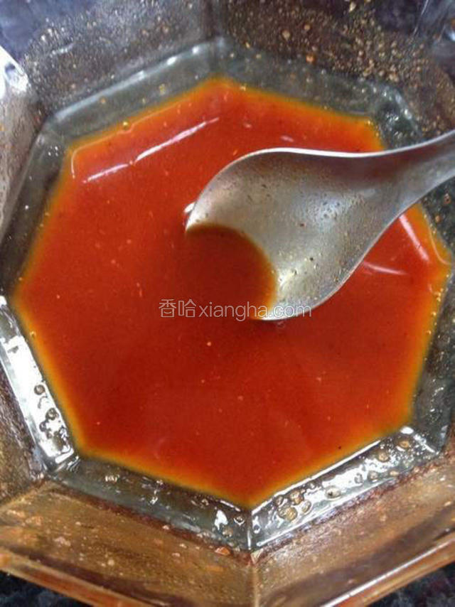 把新奥尔良烤料与同等的开水，搅拌均匀。