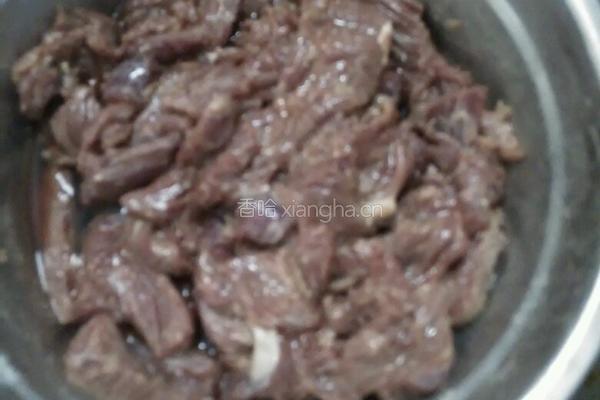 泡椒牛肉的做法图解1