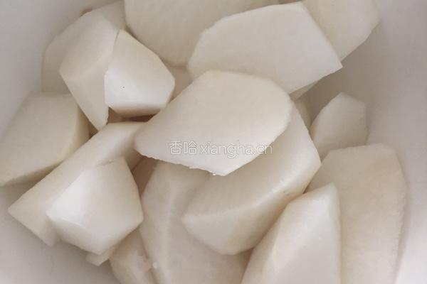 虾仁排骨罗卜汤的做法图解1