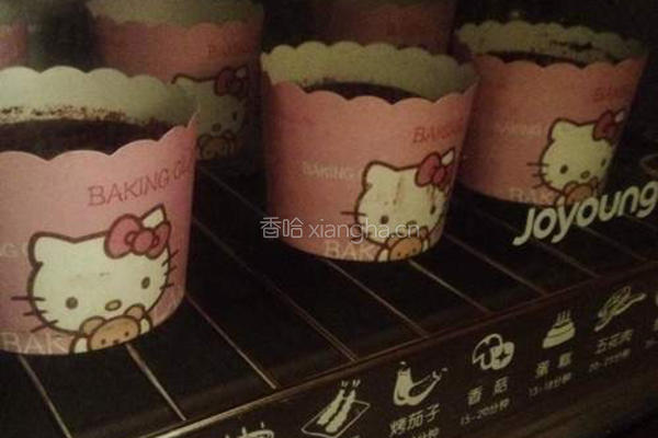红丝绒杯子蛋糕的做法图解10