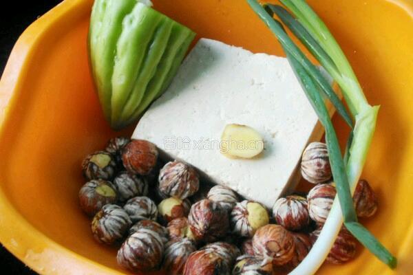 栗子烧豆腐的做法图解1