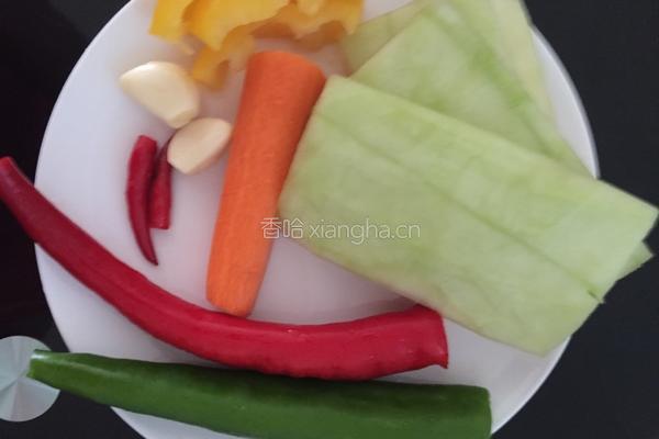 西瓜皮炒胡萝卜的做法图解1