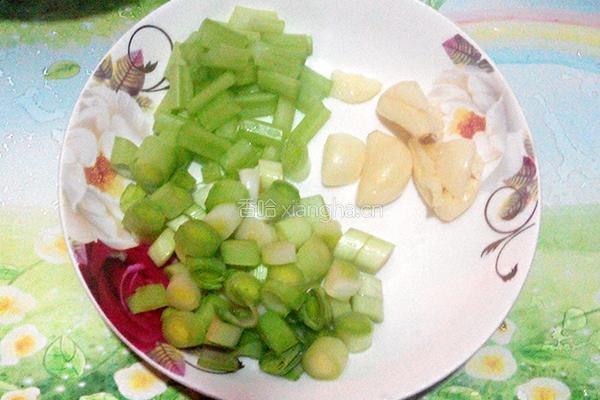 鸡翅焖杏鲍菇的做法图解3