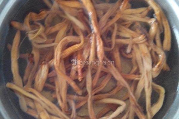 黄花菜鱼干榨菜汤的做法图解1