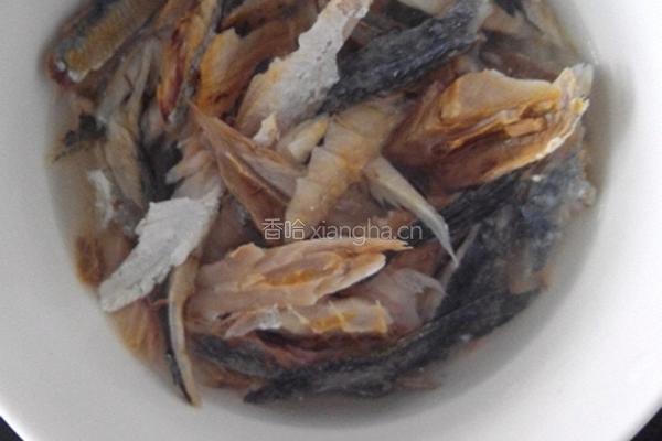 黄花菜鱼干榨菜汤的做法图解2