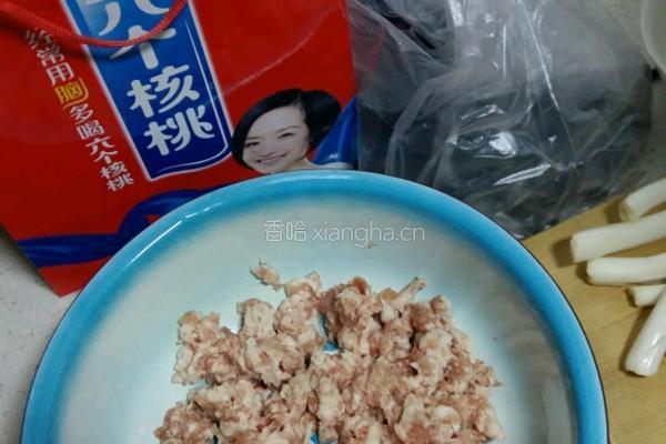 猪肉大葱饺子馅的做法图解1