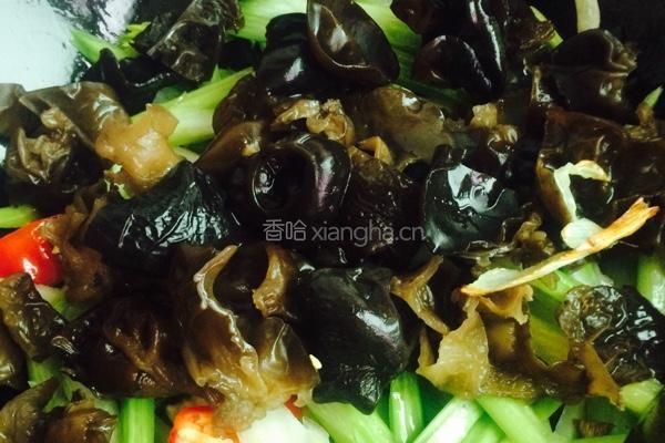 木耳炒西芹的做法图解5