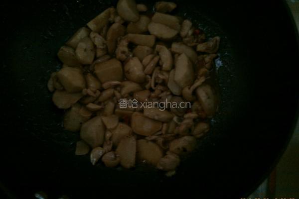 芋头炒鸡肉的做法图解1