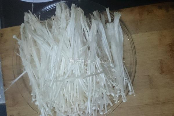 黄辣椒炒金针菇的做法图解1