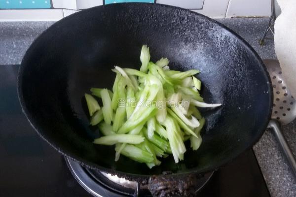 素炒腐竹芹菜的做法图解3