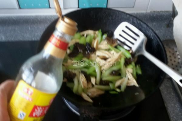 素炒腐竹芹菜的做法图解5