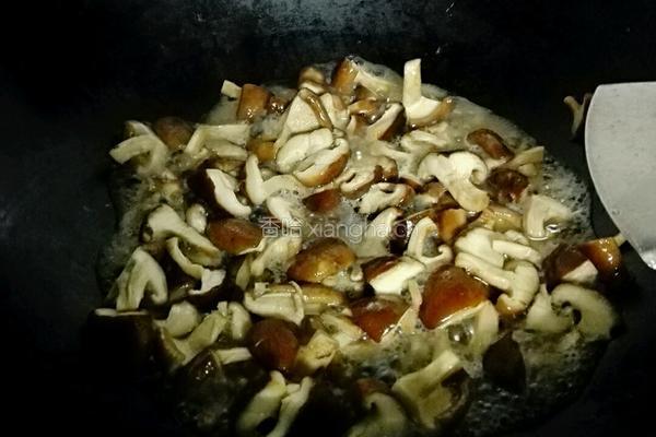 冬菇炒五花肉的做法图解7