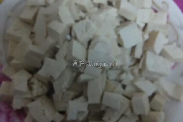 皮蛋拌豆腐的做法图解1