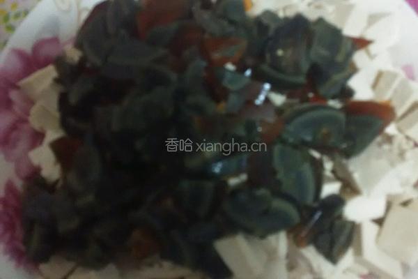 皮蛋拌豆腐的做法图解2