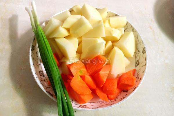 土豆炖牛腩的做法图解3