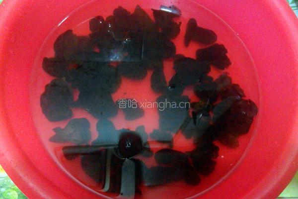 叉烧木耳炒饭的做法图解1