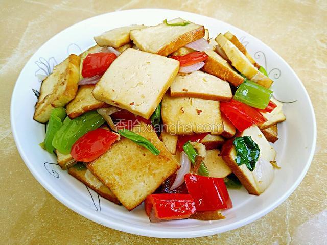 双椒豆腐干就做好了，很下饭的一道菜哦。