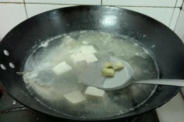 鲜鱼豆腐汤的做法图解7