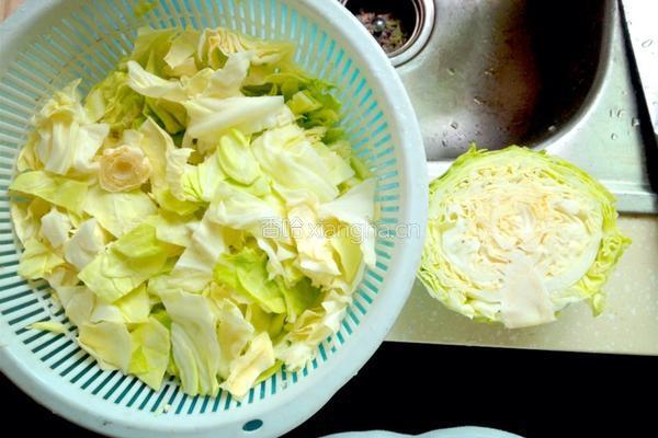 蕃茄炒卷心菜的做法图解1