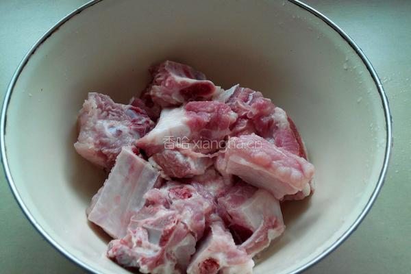 土豆烧排骨的做法图解1