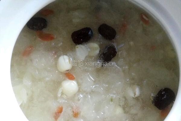 银耳莲子羹的做法图解2