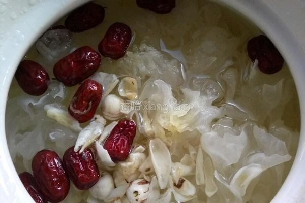 银耳莲子羹的做法图解1