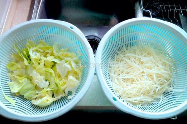 土豆炒卷心菜的做法图解1