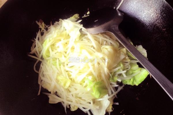 土豆炒卷心菜的做法图解5
