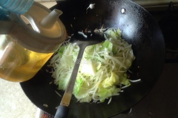 土豆炒卷心菜的做法图解6