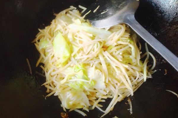 土豆炒卷心菜的做法图解8