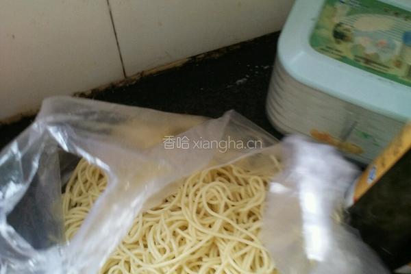 牛腩鲜鱿面的做法图解2