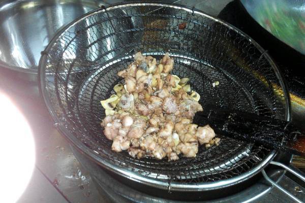 蘑菇炒小鸡的做法图解4