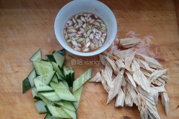 瓜片炒腐竹的做法图解1