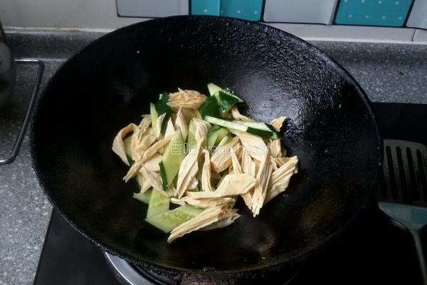 瓜片炒腐竹的做法图解3
