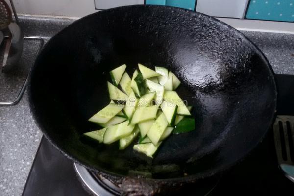 瓜片炒腐竹的做法图解2
