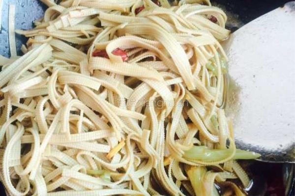 豆皮炒韭菜苔的做法图解1