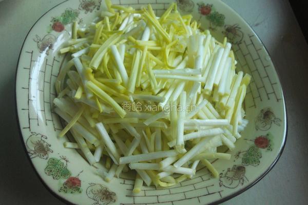 韭黄炒肉丝的做法图解1
