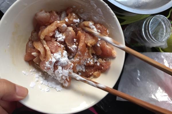 尖椒炒肉片的做法图解1