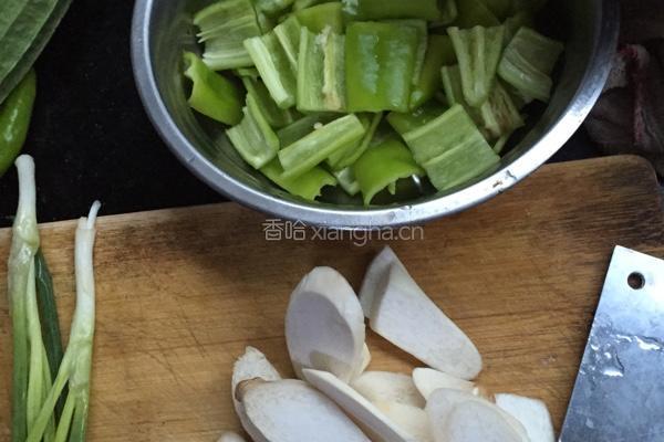 尖椒炒肉片的做法图解2