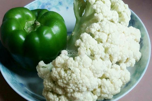 甜椒炒花菜的做法图解1